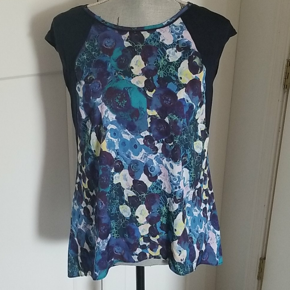 3/$15 Simply Vera Wand sleeveless shirt